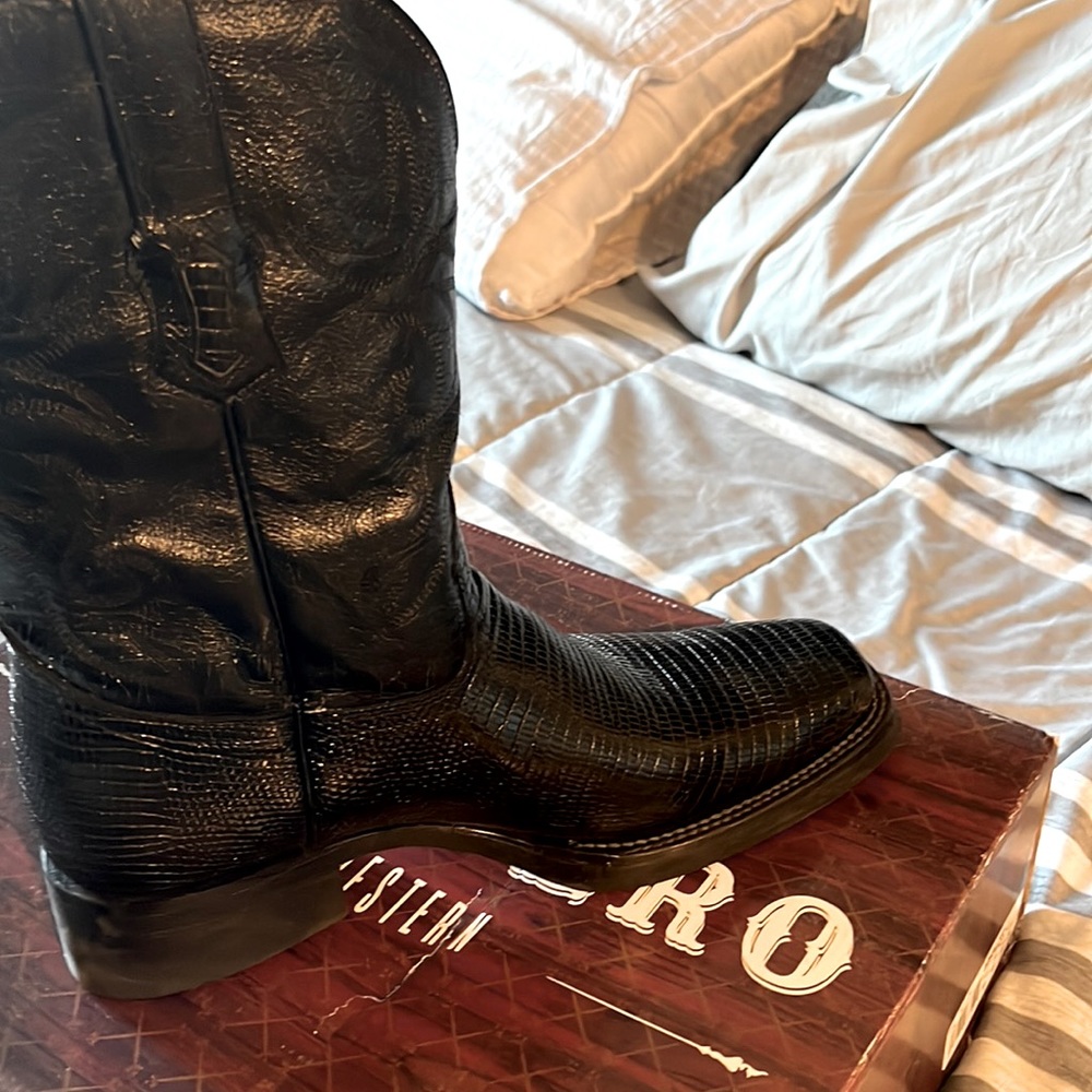 I'm selling them because they didn't fit me